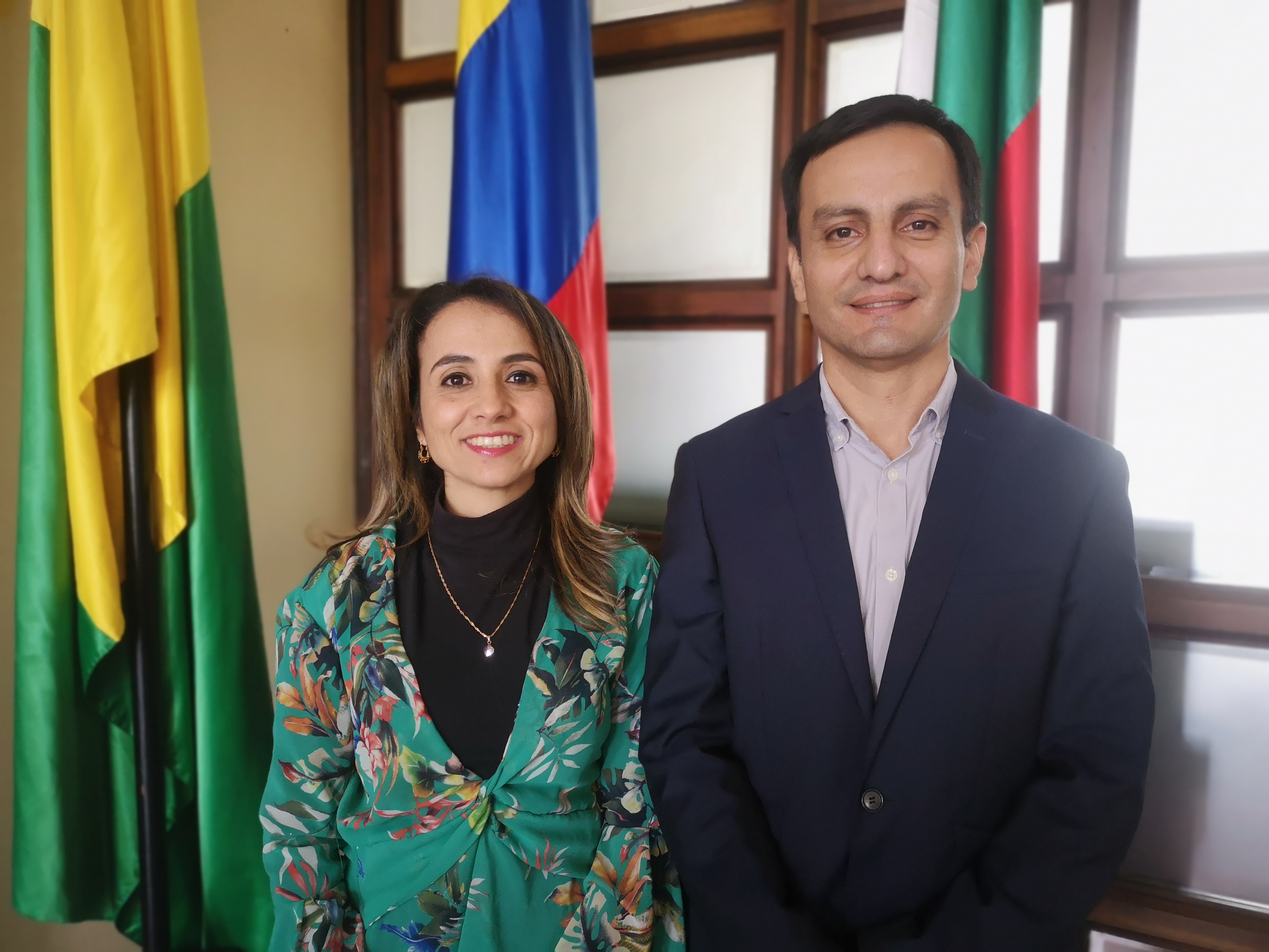 Liceth Isaza Vallejo, jefa de Gestión de Ingresos, y Jaime Alberto Valencia, secretario de Hacienda.