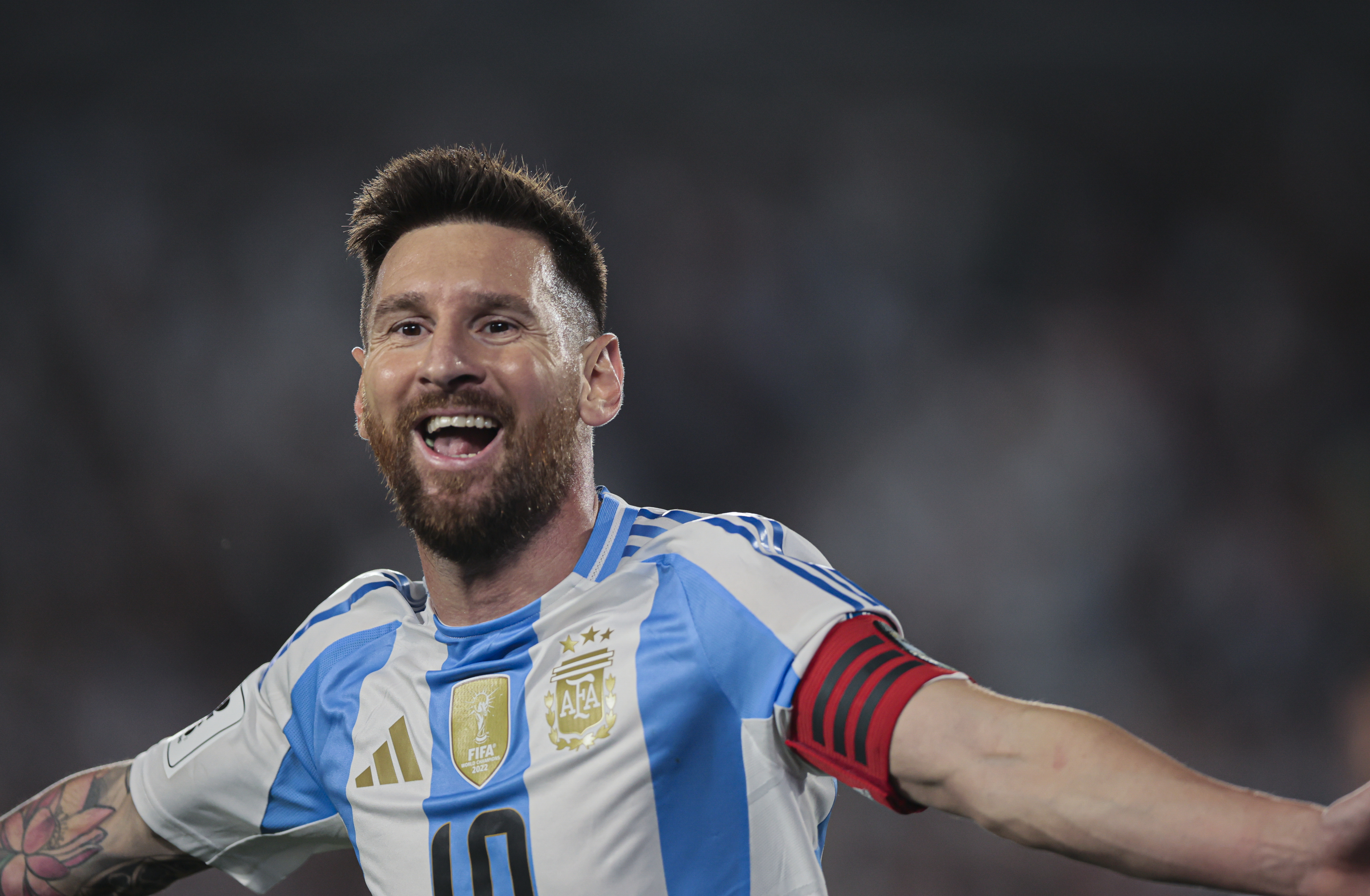 AMDEP8876. BUENOS AIRES (ARGENTINA), 15/10/2024.- Lionel Messi de Argentina celebra su gol este martes, en un partido de las eliminatorias sudamericanas para el Mundial de 2026 entre Argentina y Bolivia, en el estadio Más Monumental en Buenos Aires (Argentina). EFE/ Luciano González