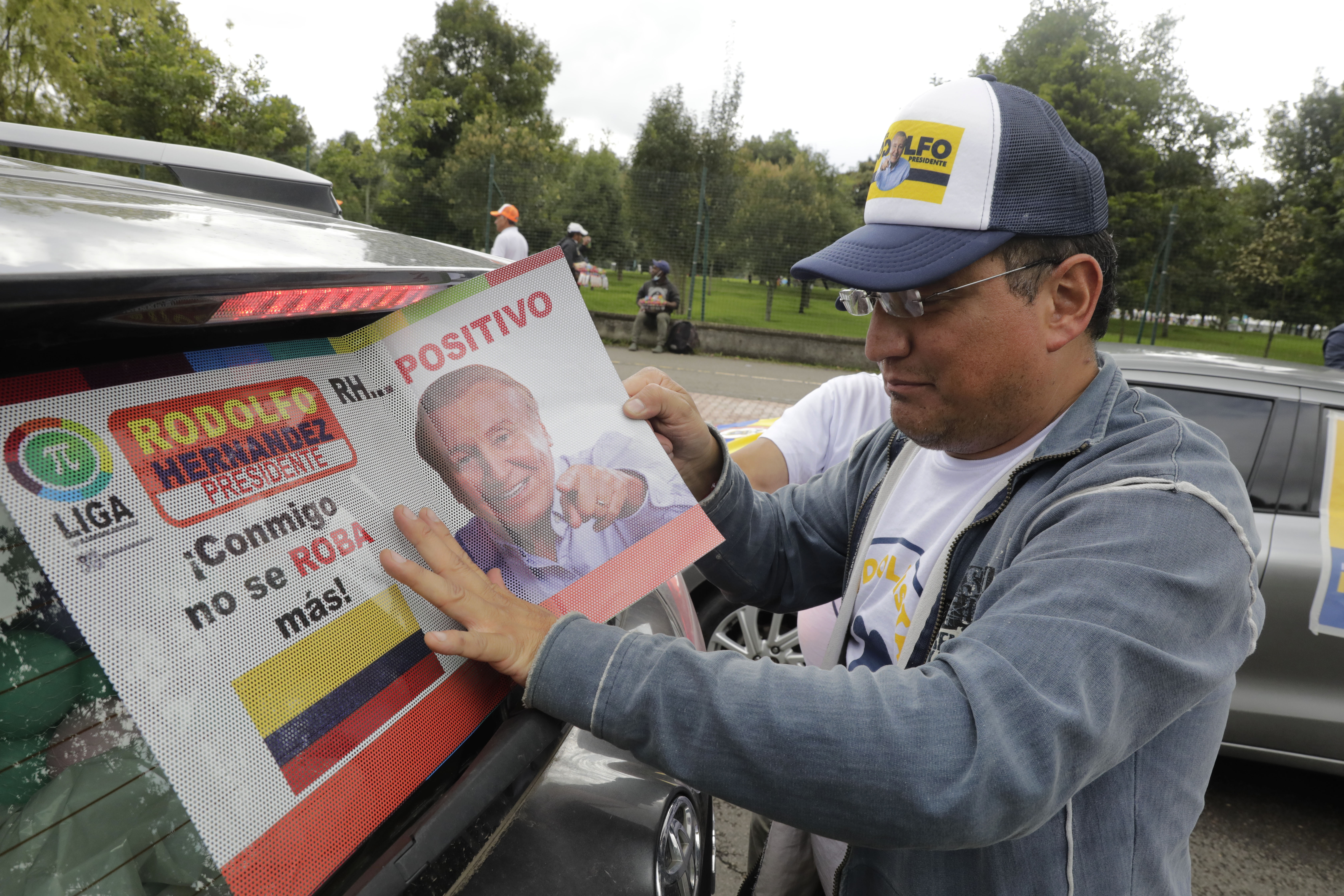 BOG400 BOGOTÁ (COLOMBIA), 12/06/2022.- Seguidores del candidato a la presidencia de Colombia Rodolfo Hernández se reúnen hoy para participar de una caravana para apoyar a su candidato en las calles de Bogotá (Colombia). Este domingo Colombia pone fin a una atípica campaña presidencial, marcada por la ausencia de grandes eventos o apariciones de los aspirantes, con una inusual jornada en la que los candidatos, Gustavo Petro y Rodolfo Hernández, han estado desaparecidos con cancelaciones de última hora a una semana de la cita definitiva. EFE/ Carlos Ortega