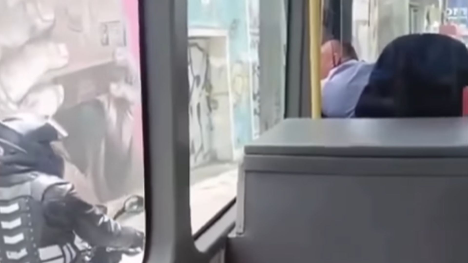 Conductor de Transmilenio pelea con motociclista y termina chocando con un poste