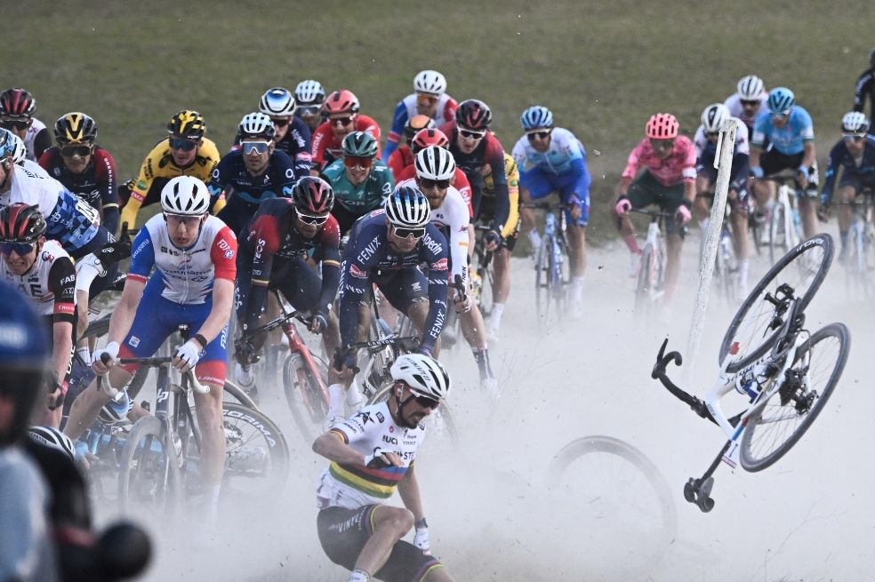 Video: La impresionante caída de Julian Alaphilippe en la Strade Bianche