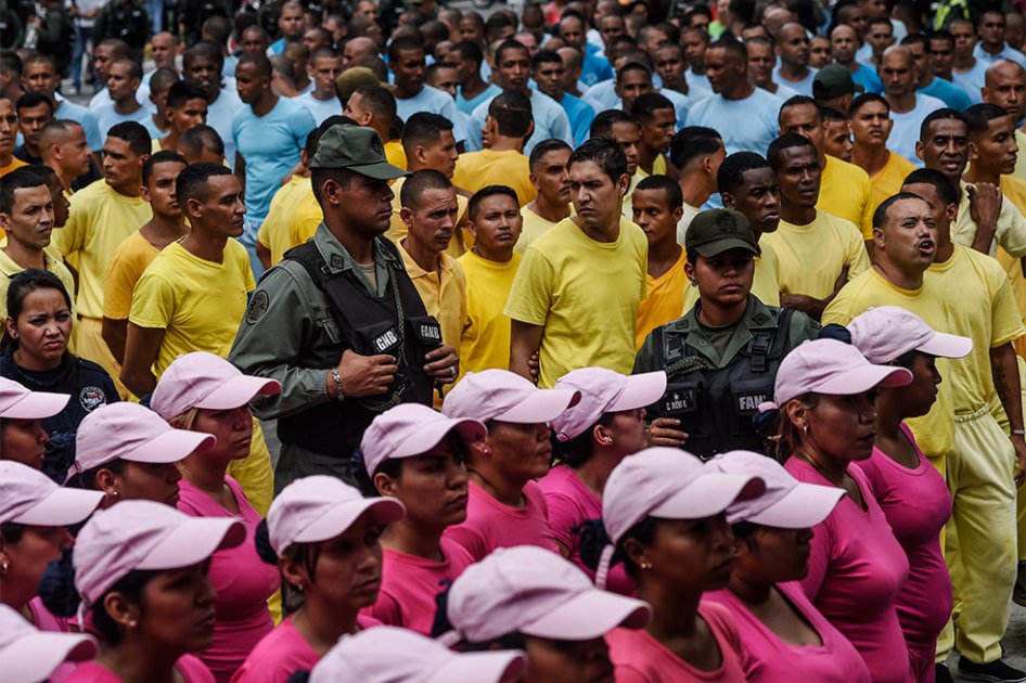 Gobierno venezolano saca presos a la calle a protestar contra revocatorio