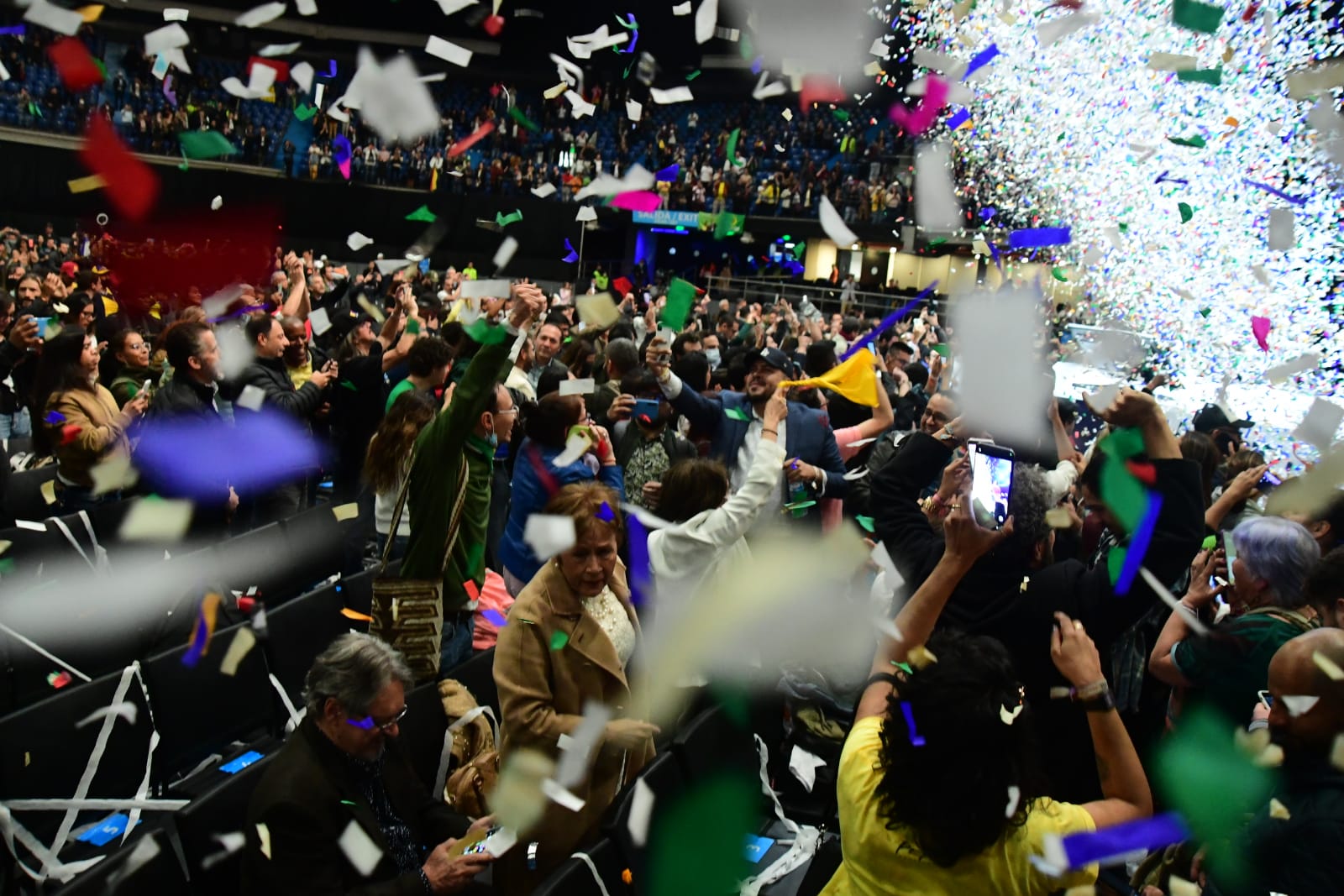 Miles de seguidores de Gustavo Petro celebran su elección como nuevo presidente de Colombia en el Movistar Arena en Bogotá.