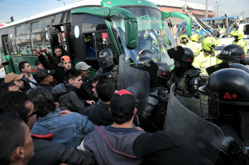 Enfrentamientos entre los conductores de servicio público y el Esmad durante el tercer día de paro en Bogotá, en octubre del año pasado. / Luis Ángel