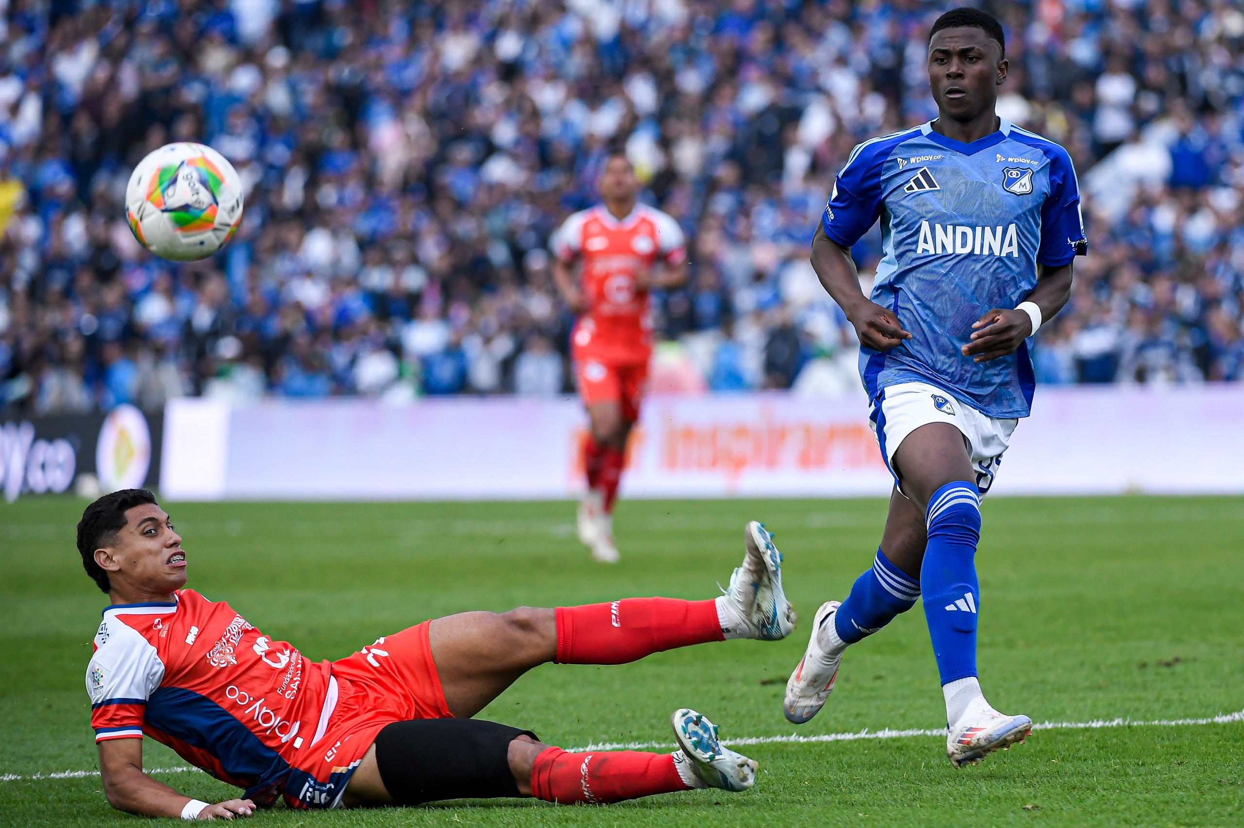Néiser Villarreal (der.) es uno de los canteranos de Millonarios con mayor proyección. Fue goleador del último Campeonato Sudamericano Sub-20.
