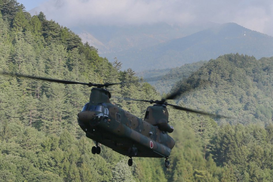 Un helicóptero de defensa lleva rescatistas a la cima del volcán Ontake durante una operación de búsqueda luego de la erupción el pasado 27 de septiembre en cercanías de la población de Otaki. 