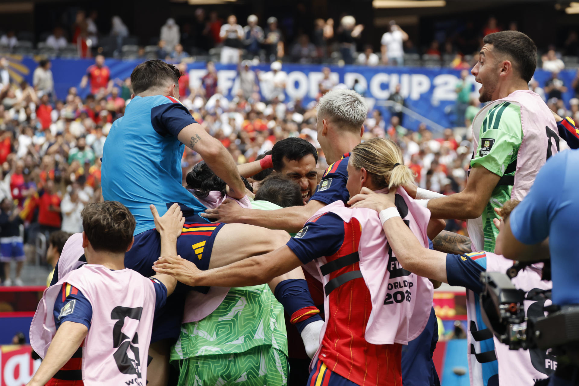 AMDEP8627. LOS ÁNGELES (ESTADOS UNIDOS), 10/07/2026.- Jugadores de España celebran un gol este viernes, en un partido de cuartos de final del Mundial de la FIFA 2026 entre España y Bélgica en el estadio SoFi en Los Ángeles (Estados Unidos). EFE/ Lavandeira Jr