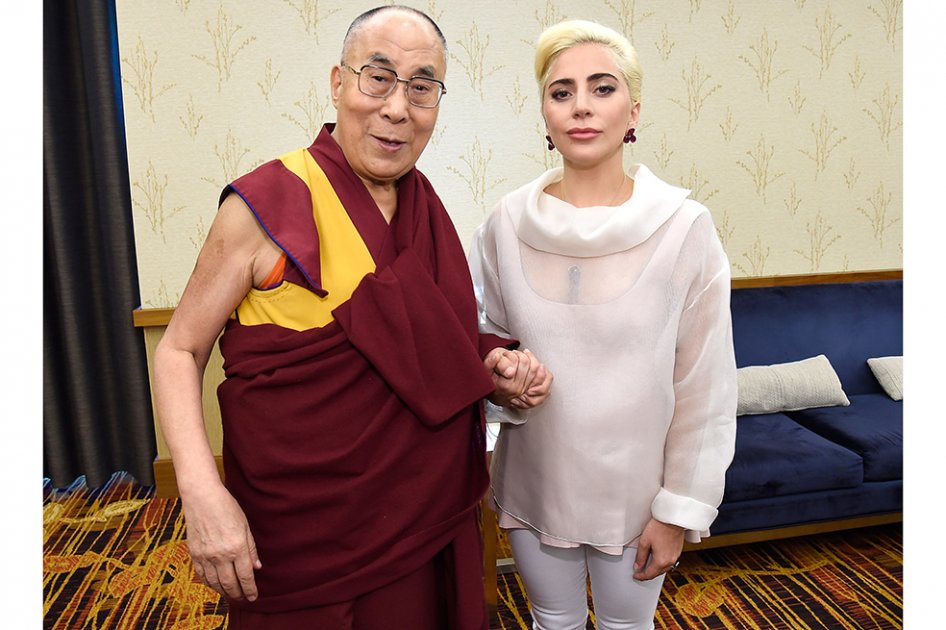 Fans de Lady Gaga, furiosos por su encuentro con Dalái Lama