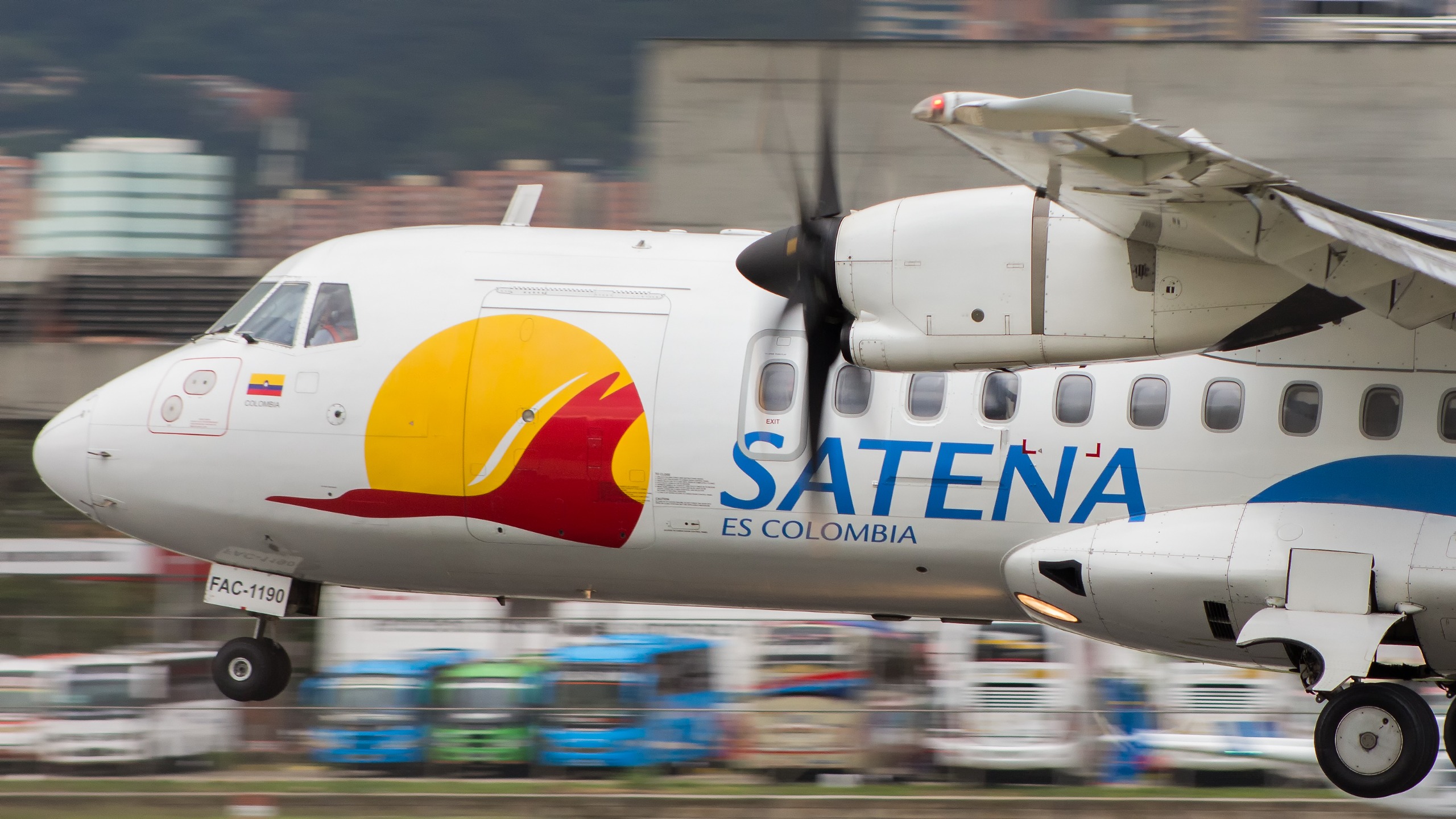 Satena transporta ayudas humanitarias al Pacífico tras el sismo