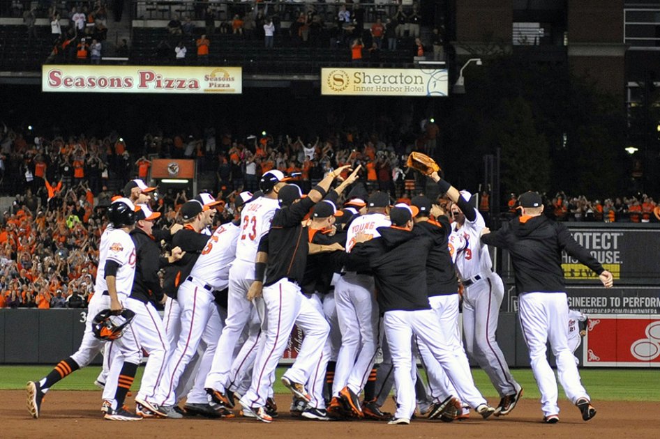 Orioles de Baltimore celebran una victoria en postemporada. Foto: AFP