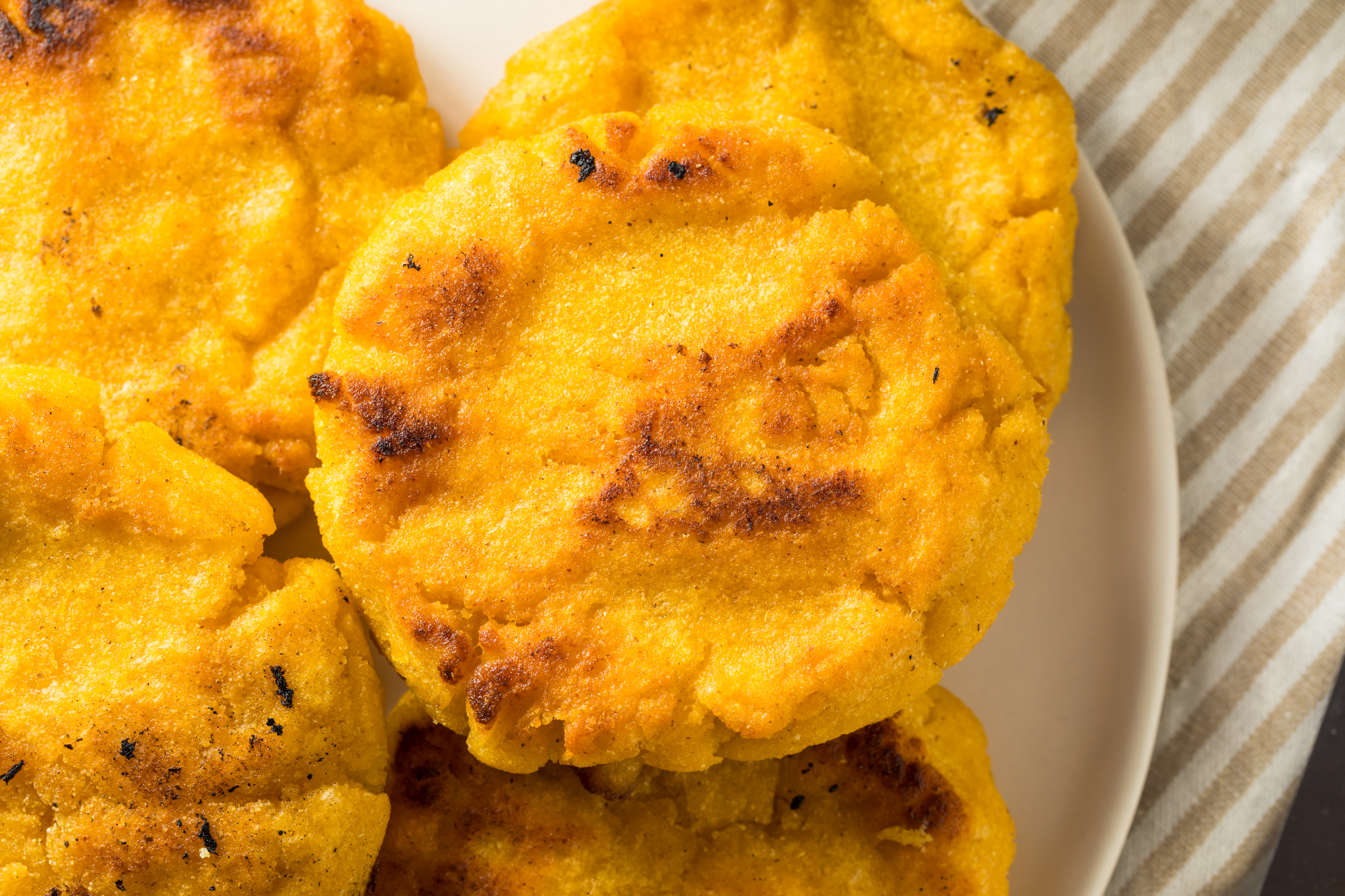 Arepas de plátano maduro con queso derretido