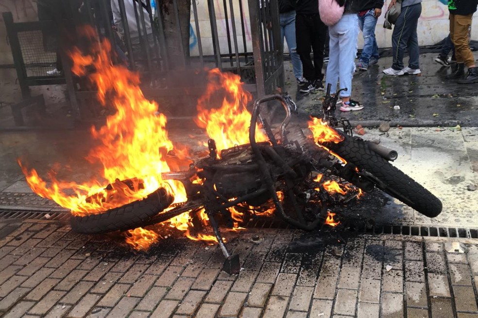 Video: En Bogotá quemaron moto y vandalizaron CAI en medio del Paro Nacional