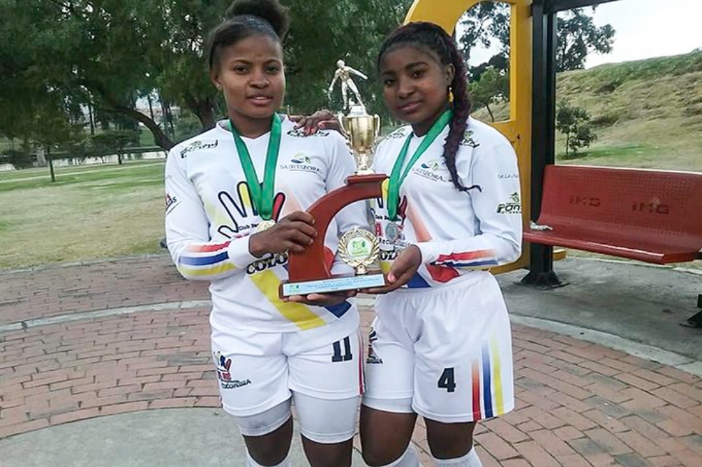 El equipo femenino de PARE Colombia con el trofeo del Torneo La Paz en Bogotá (2018).