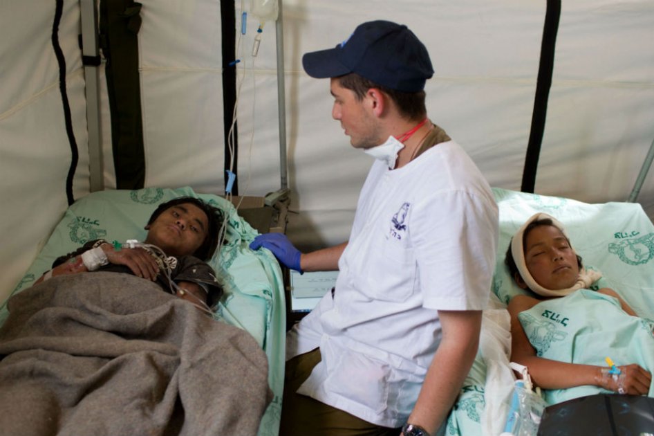 Sacan a un adolescente vivo de entre los escombros del terremoto en Nepal