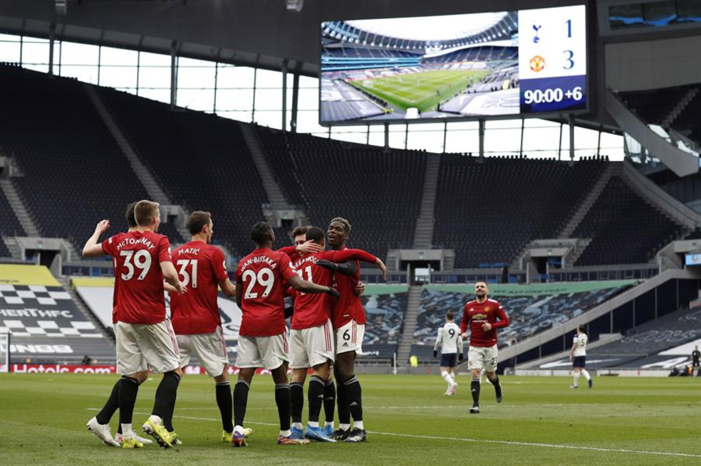 Manchester United acortó distancias con el City al derrotar al Tottenham