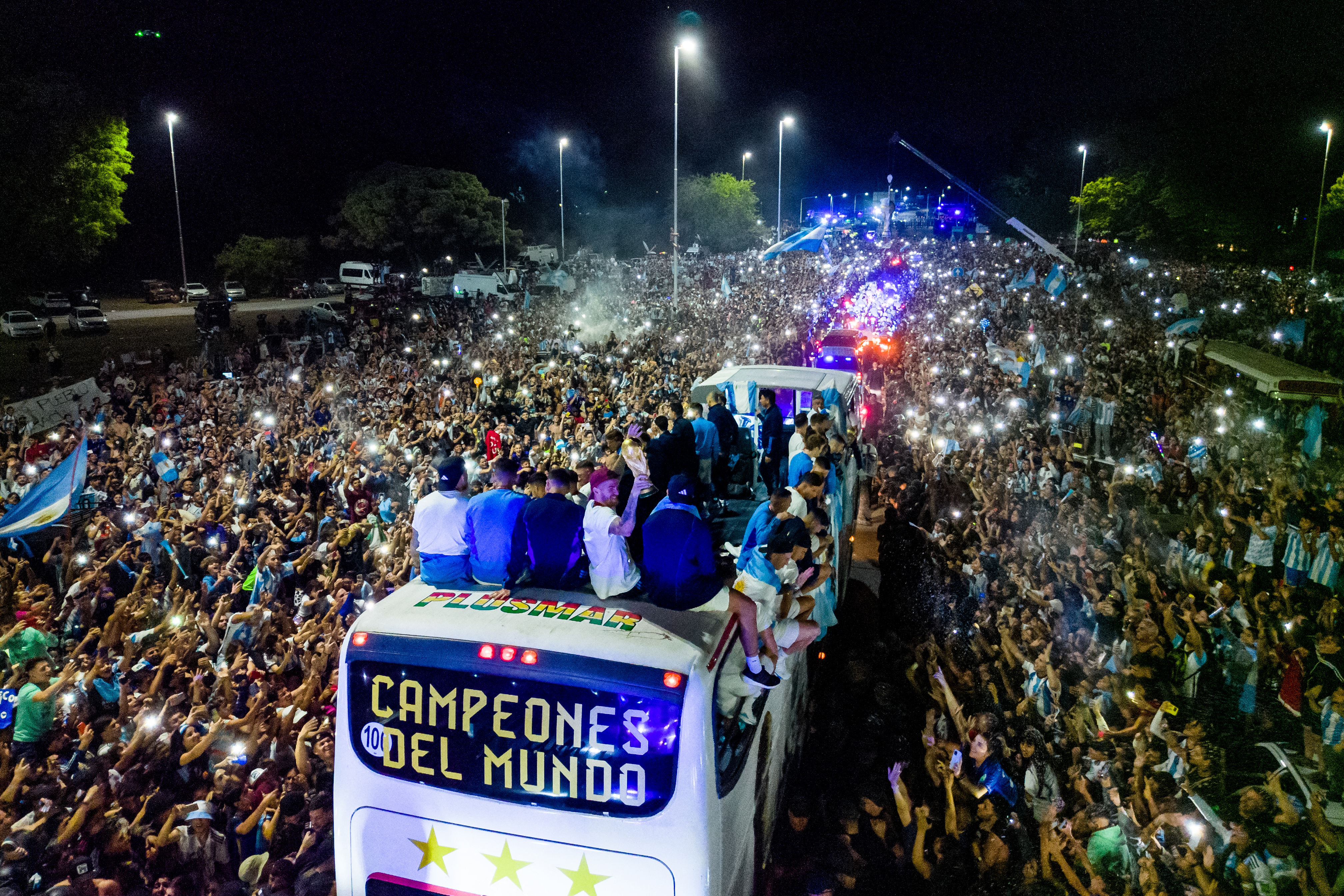 La multitudinaria bienvenida al bus que lleva a los campeones del mundo con la selección de Argentina por las calles de Buenos Aires. (Photo by Tomas CUESTA / AFP)