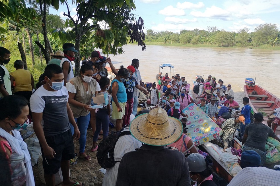 Desplazamiento masivo en Cáceres, Antioquia, tras incursión de grupo armado