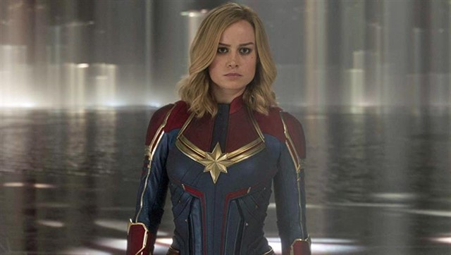 En los cómics, el traje de Carol estaba claramente diseñado para evocar los mismos principios de diseño del traje de Mar-Vell, con una paleta de colores que es una versión más brillante del original y el mismo logotipo de la estrella Hala en ambos. Puede parecer un cambio bastante minúsculo, pero sus implicaciones son todo lo contrario.