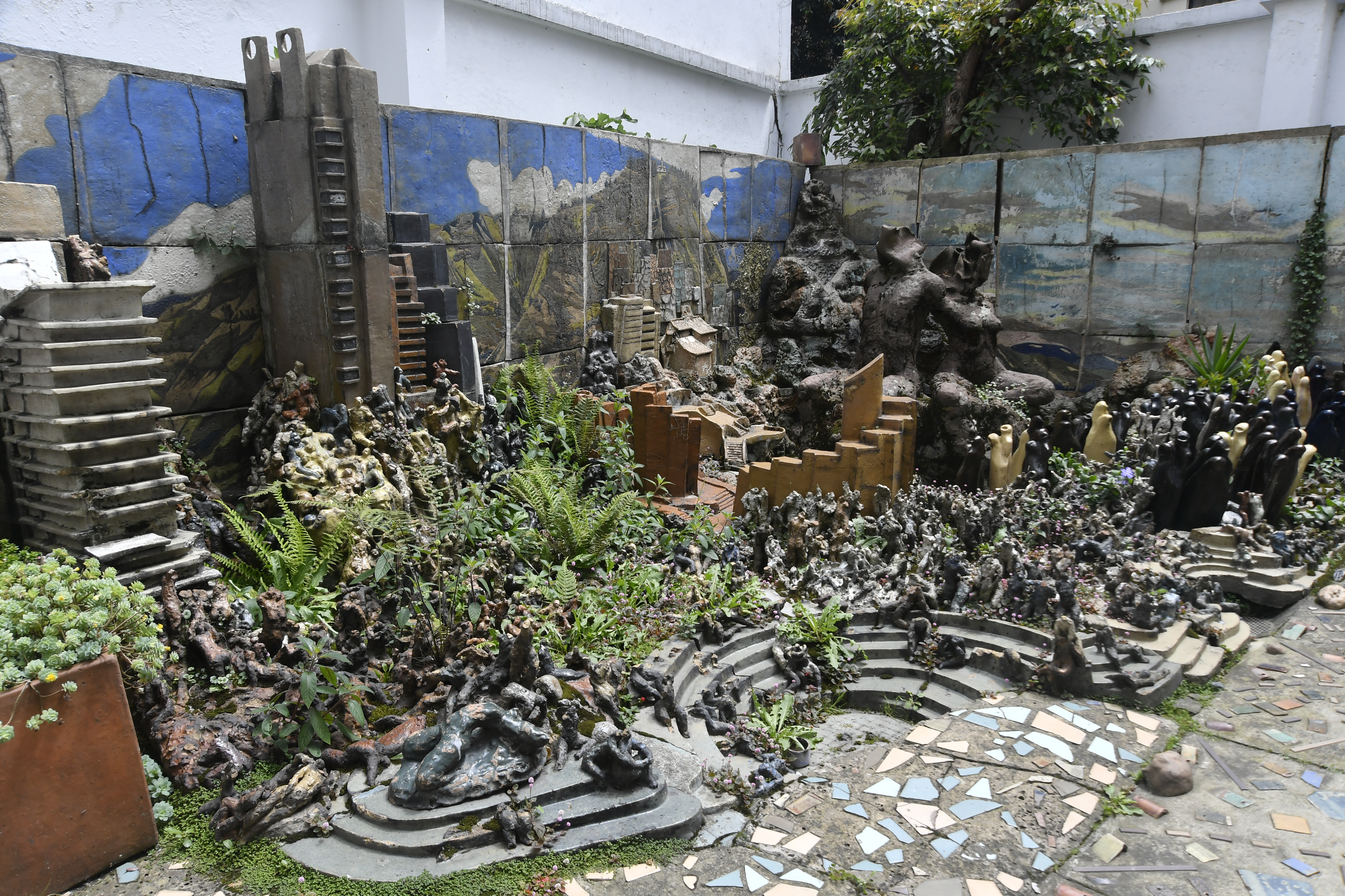 Esculturas hechas por Hana Bibliowicz  que recrean la Bogotá de los 80 en una instalación que hizo en su casa de entonces en Chapinero y que ahora habita Raúl Cuellar, artista plástico