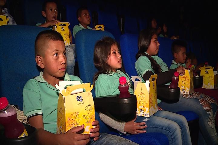 Por primera vez, niños de resguardo indígena Naya vieron una película en cine