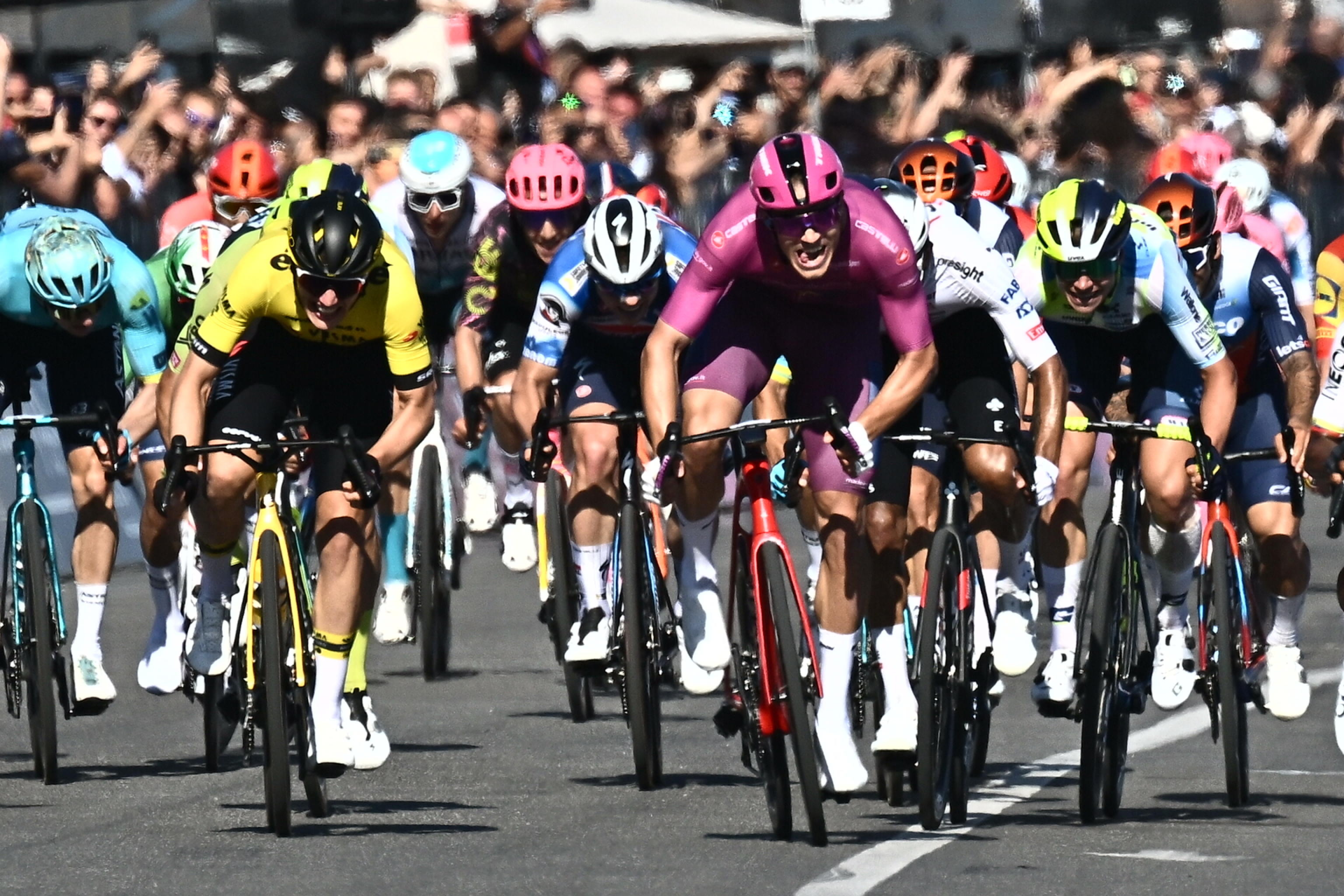 Naples (Italy), 12/05/2024.- Dutch rider Olav Kooij of Team Visma Lease a Bike (L) wins the 9th stage of the 107th 2024 Giro d'Italia cycling race over 214 km from Avezzano to Naples, Italy, 12 May 2024. (Ciclismo, Italia, Nápoles) EFE/EPA/LUCA ZENNARO