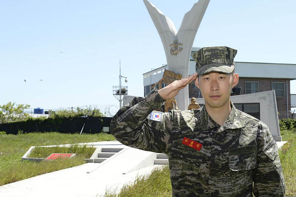 El futbolista Son Heung-min cumplió con su servicio militar