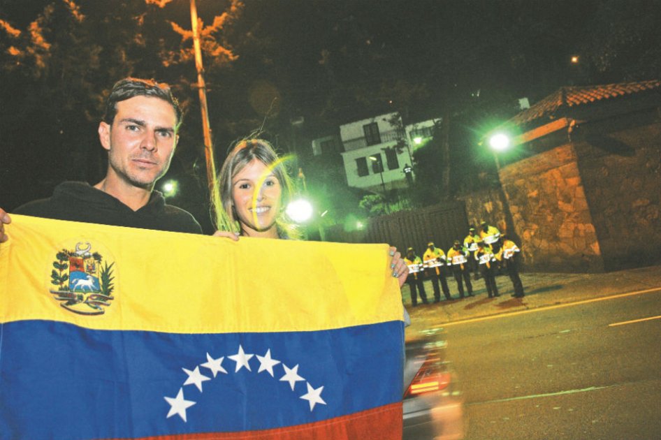 Entre los venezolanos que el pasado martes en la noche se reunieron frente  a la residencia de la Embajada del país vecino en el norte de Bogotá para  criticar los ataques del gobierno de Nicolás Maduro contra los ciudadanos que se le oponen, estaban el actor Juan Alfonso ‘El Gato’ Baptista y su  esposa, la actriz Mafe Barreto. / Nelson Sierra – El Espectador