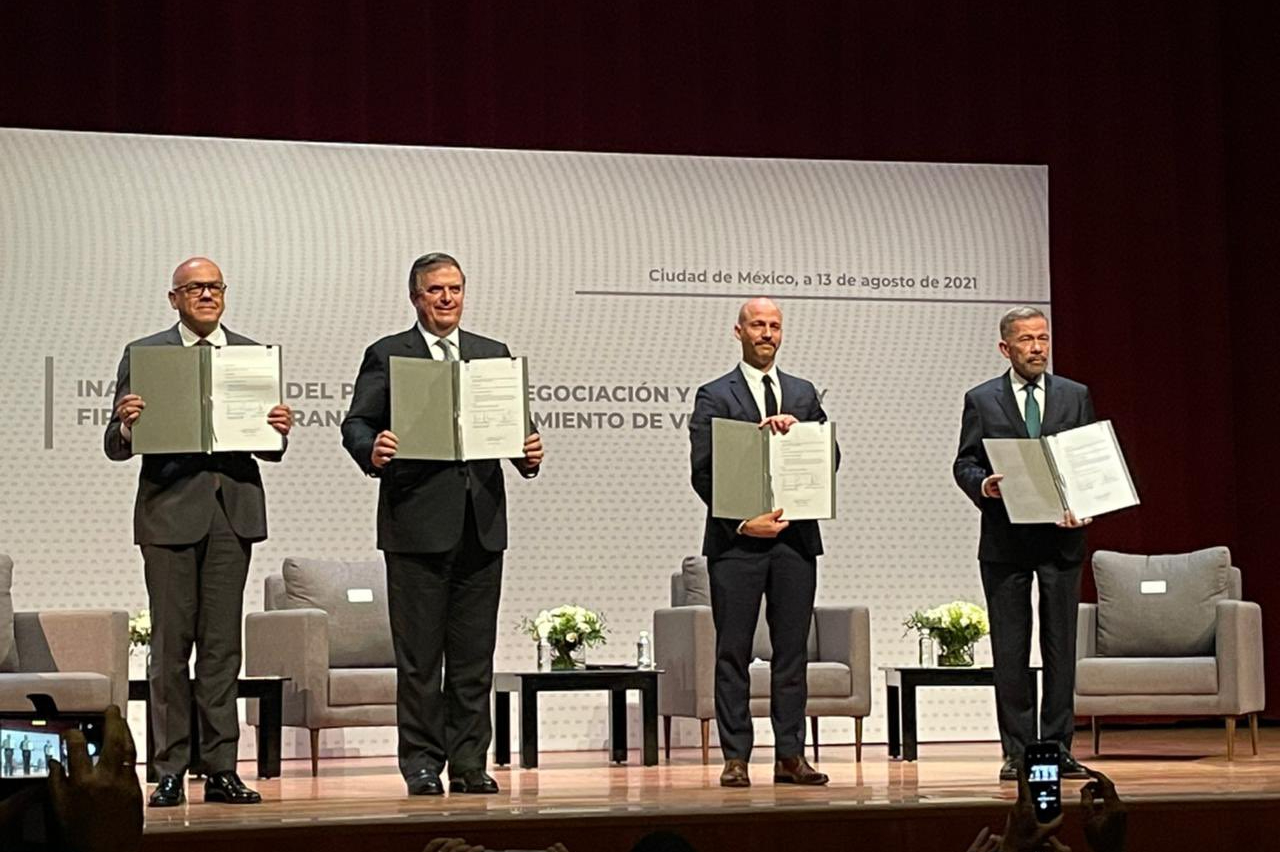 Gobierno venezolano y oposición firman un acuerdo para iniciar diálogo