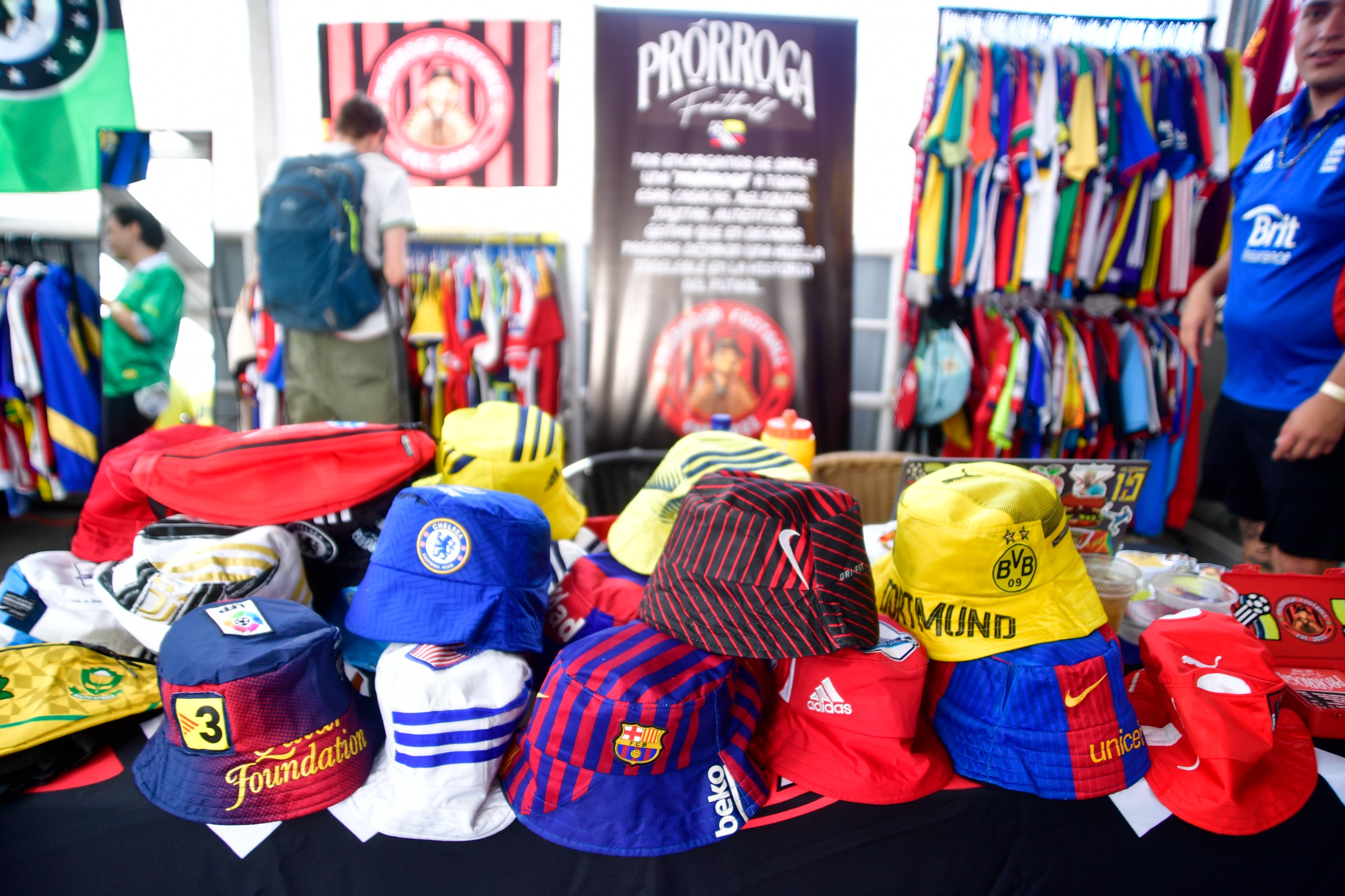 Las camisetas, gorras e indumentarias hacen parte de esta pasión relacionada con el mundo del fútbol.