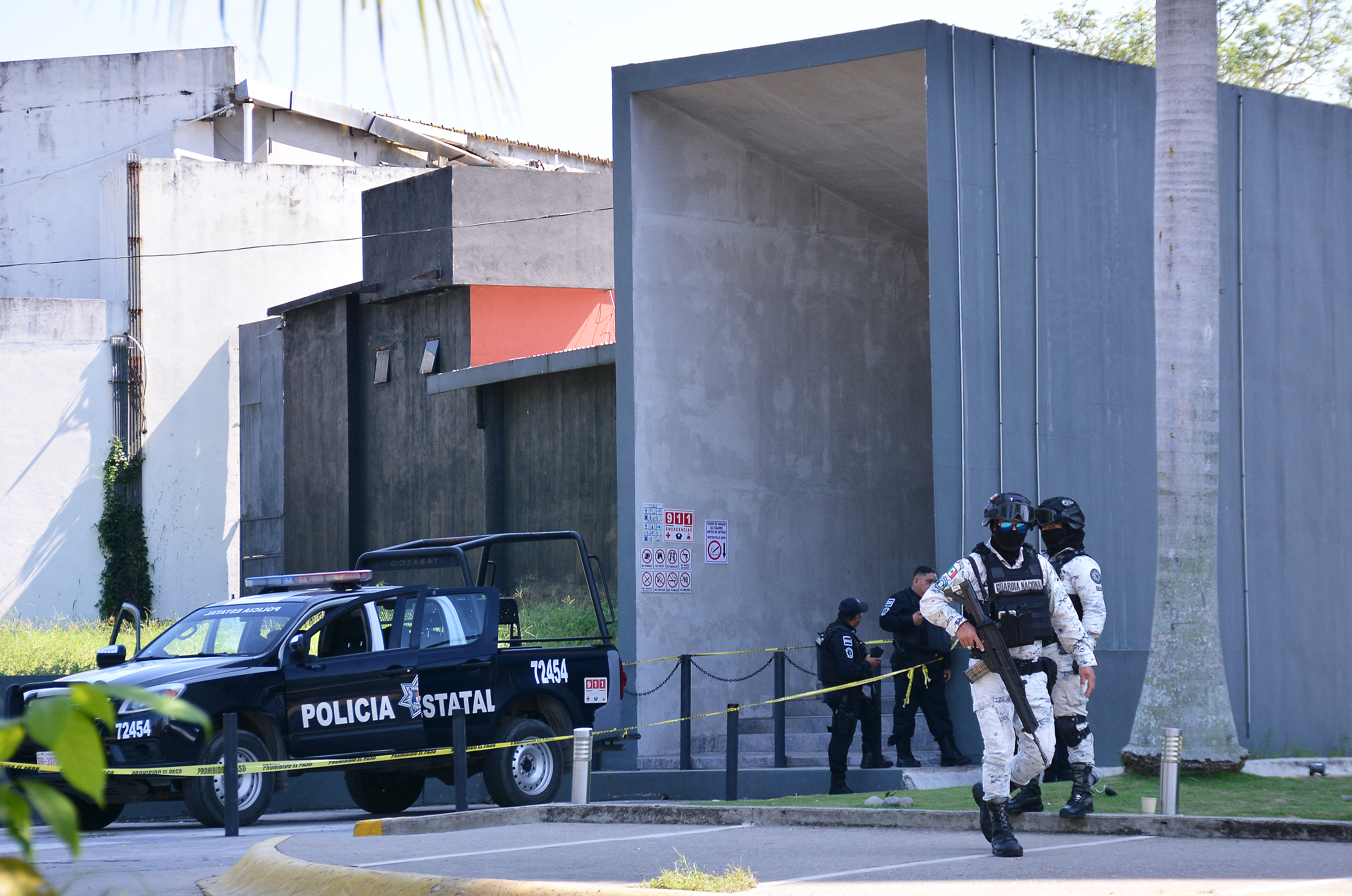 Policías vigilan afuera del DBar luego de un ataque armado en Villahermosa, estado de Tabasco.