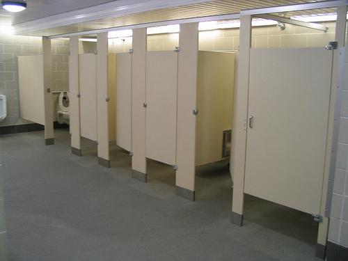 Tips para evitar una infección o enfermedad en un baño público. 