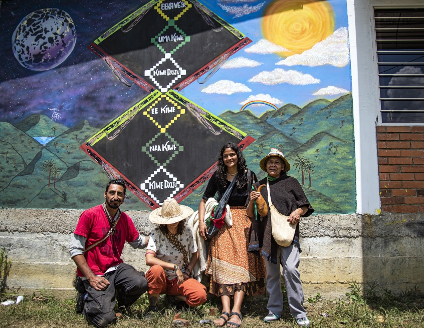 "Los abuelos ya lo saben, los adultos también, pero con los jóvenes estamos buscando que no se pierdan esos legados a través de unas estrategias artísticas, culturales. Allí transmitimos memoria, esas luchas que hemos tenido, esa sabiduría y esa memoria histórica", explica Lorena Taquinás, coordinadora de la Minga Muralista.