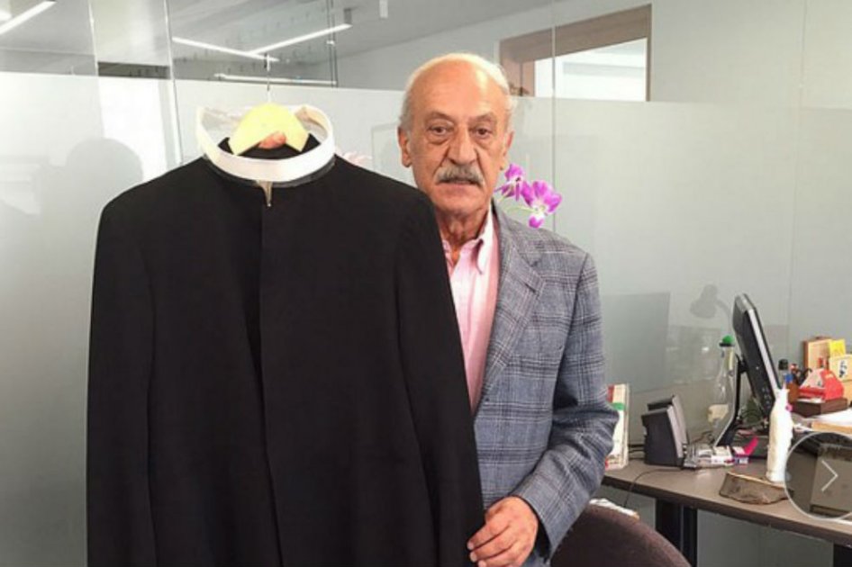 El profesor Ramón Fayad muestra la sotana de Camilo Torres. / Universidad Nacional