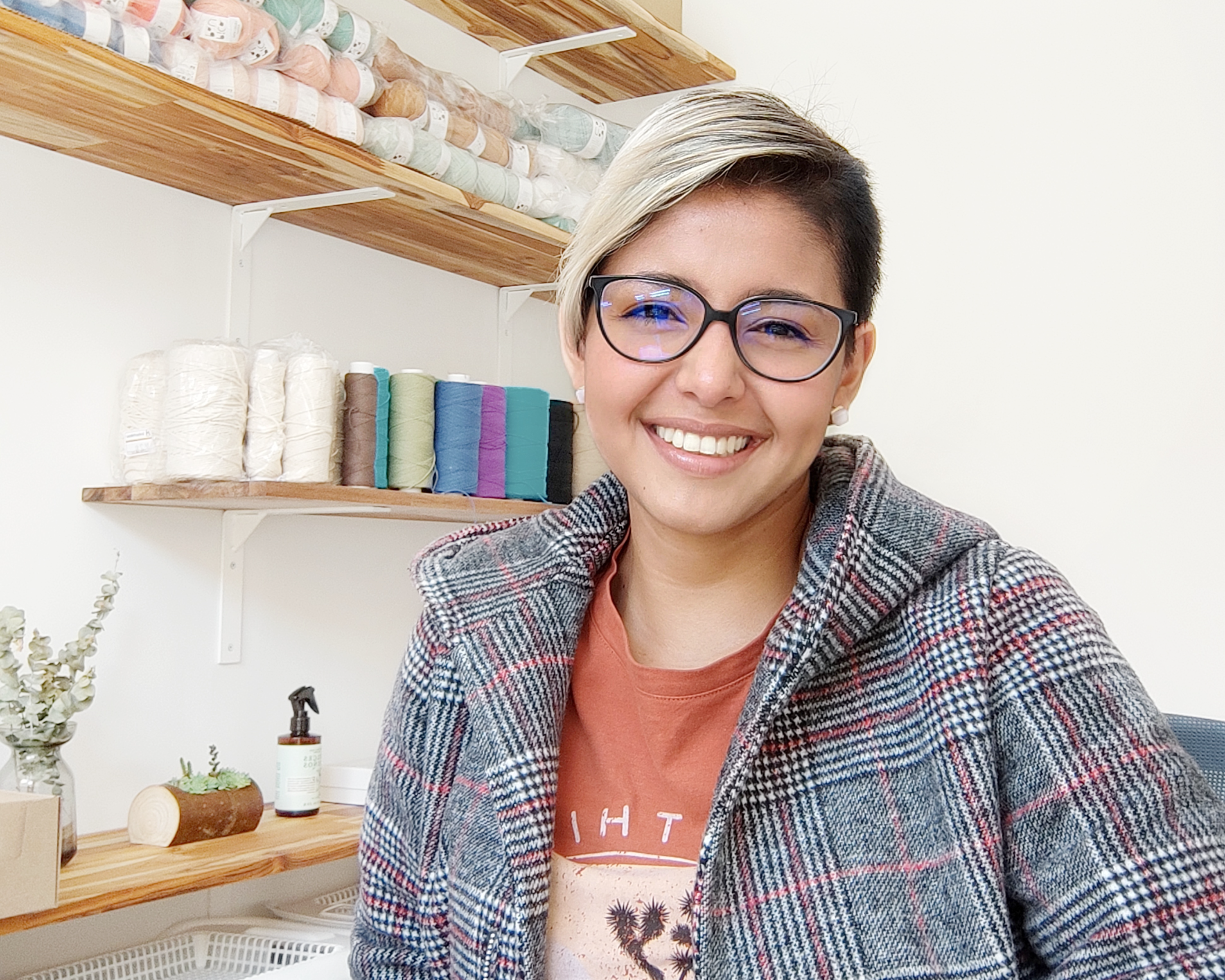 Ella crea espacios formativos para mujeres a partir de la técnica crochet