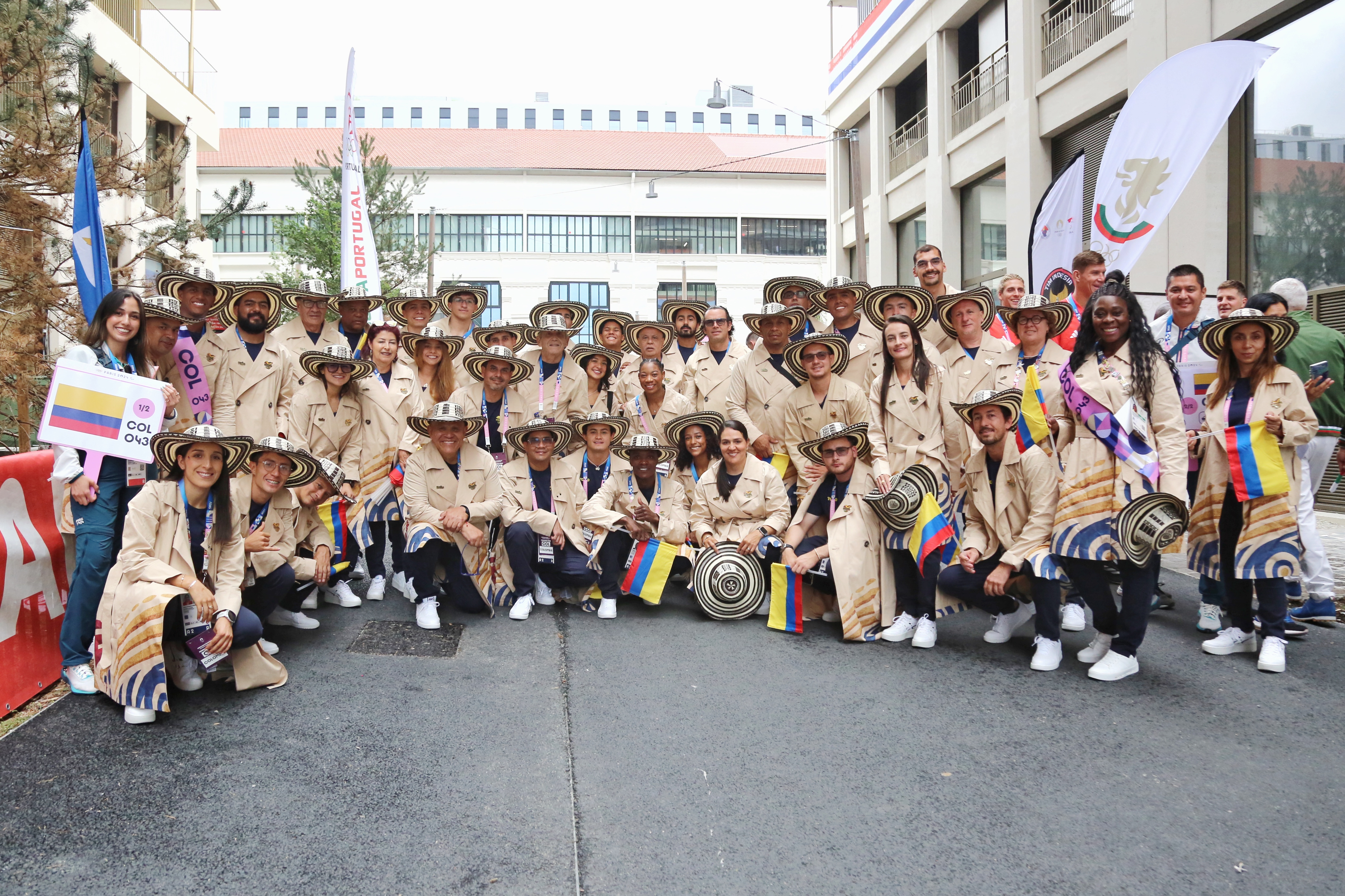 La delegación de Colombia posa con la gabardina de Totto antes de asistir a la ceremonia de apertura.