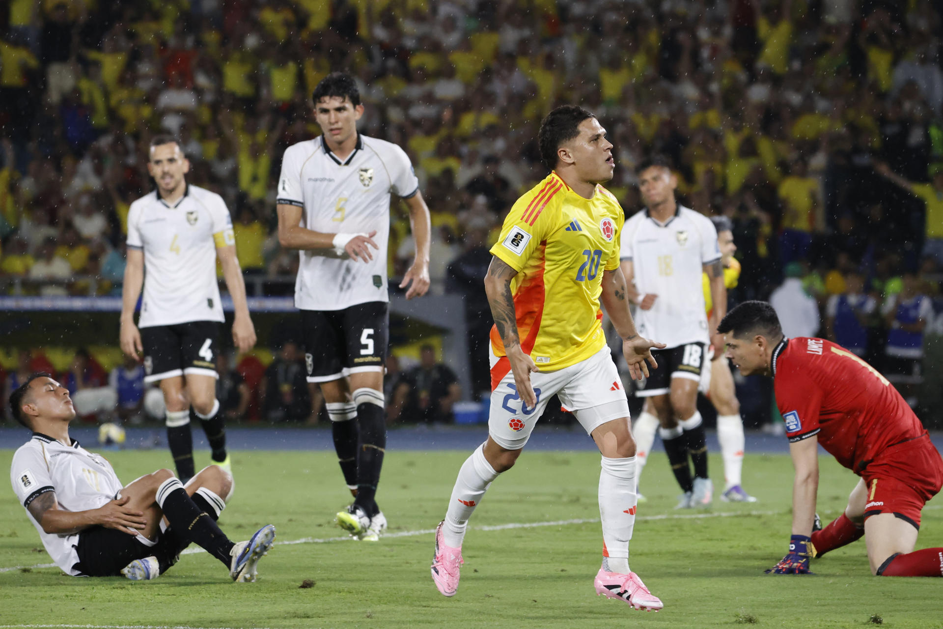 AME6347. BARRANQUILLA (COLOMBIA), 04/09/2025.- Juan Quintero (c) de Colombia celebra un gol este jueves, durante un partido por las eliminatorias a la Copa Mundial 2026 entre Colombia y Bolivia en el estadio Metropolitano en Barranquilla (Colombia). EFE/ Mauricio Dueñas Castañeda