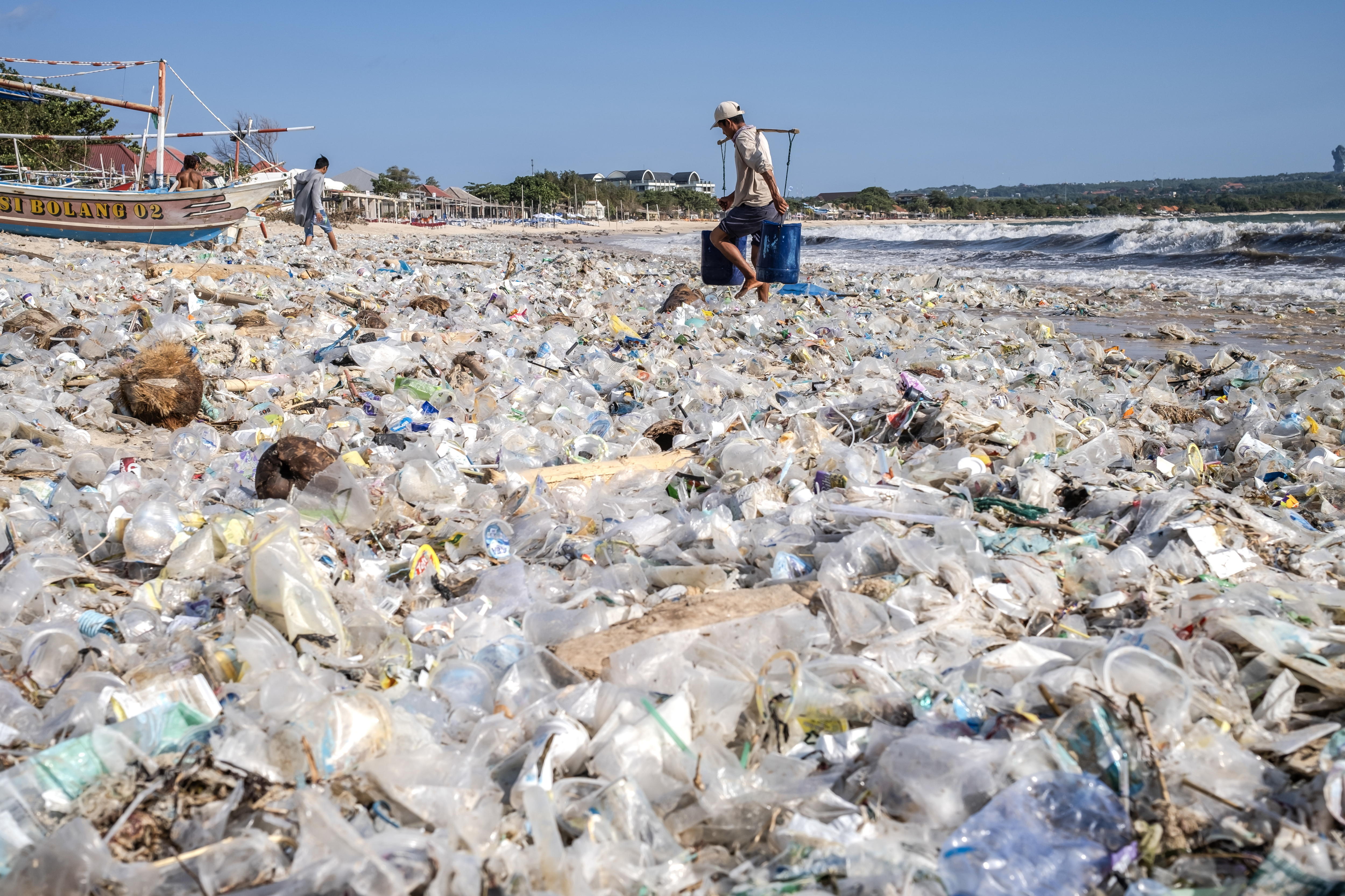 Solo el 9 % del plástico se recicla y más del 90 % viene de combustibles fósiles