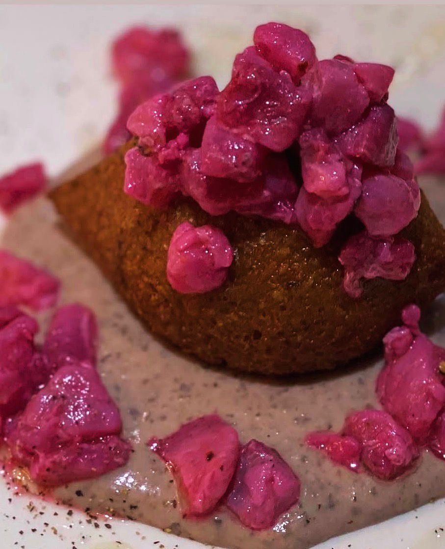 Kibbe de pescado (róbalo) sobre hummus de fríjol negro y tartar de róbalo curado con remolacha