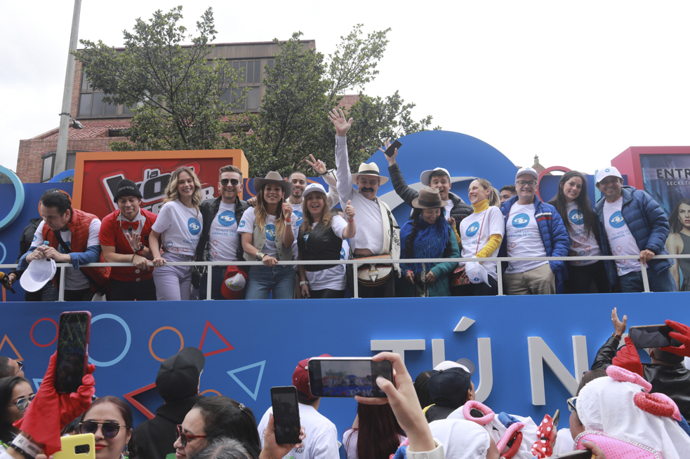 Caminata Por la Solidaridad Carroza caracol
Este Domingo 9 de Octubre el Canal caracol se solidarizó con la caminata por la solidaridad 2022, varios de sus talentos compartieron por varias horas con los transeúntes del recorrido que por tantos años se solidariza con los más necesitados.