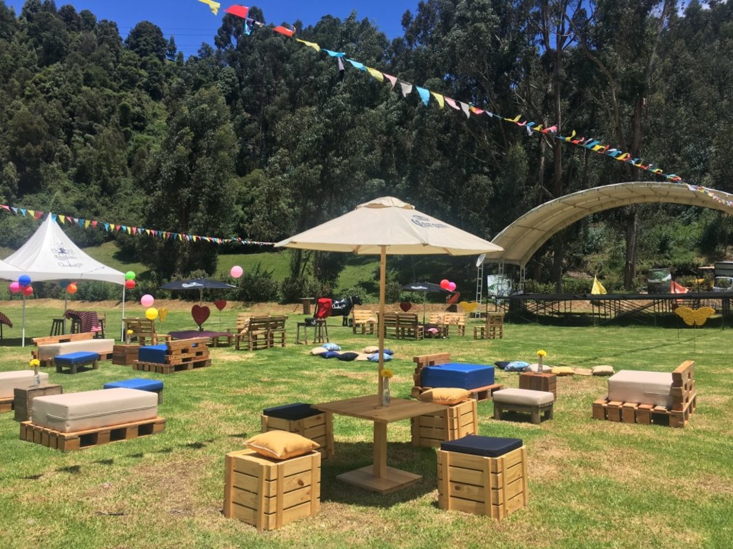 3. ParqueAsí es, un parque. ¿Te gustaría un evento totalmente inolvidable? Entonces puedes arrendarloy celebrar esta fecha especial sin ninguna limitación de espacio, acomodando muy bien a una lista de invitados que puede superar fácilmente las 1.500 personas, un montaje confuegos artificiales, múltiples estaciones de comida, zonas lounge interconectadas, una tarima central para espectáculos musicales y hasta usar doscontenedores con habitaciones. Todo a menos de media hora en carro desde Bogotá y por $150.000 la hora,que además incluyen una mega carpa de 40 x 20 metros.