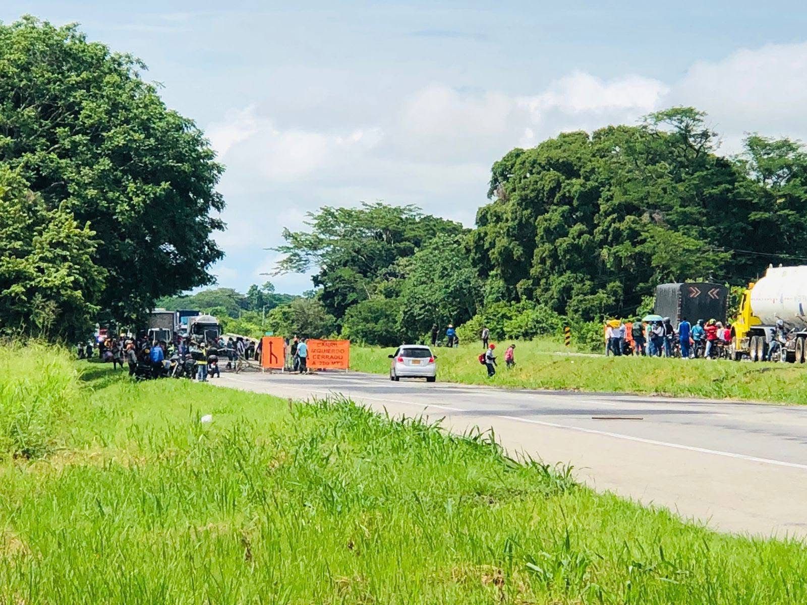 Mantienen bloqueos en vía nacional tras muerte de joven en Aguachica