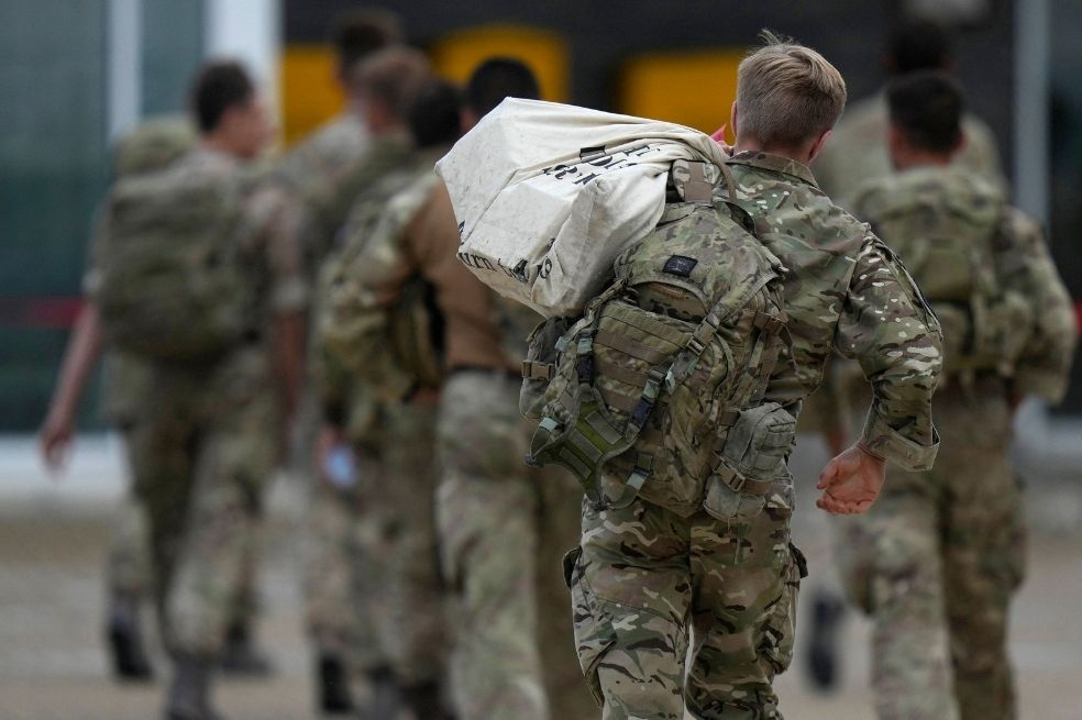Las últimas tropas británicas dejan Kabul, finalizando 20 años de campaña militar