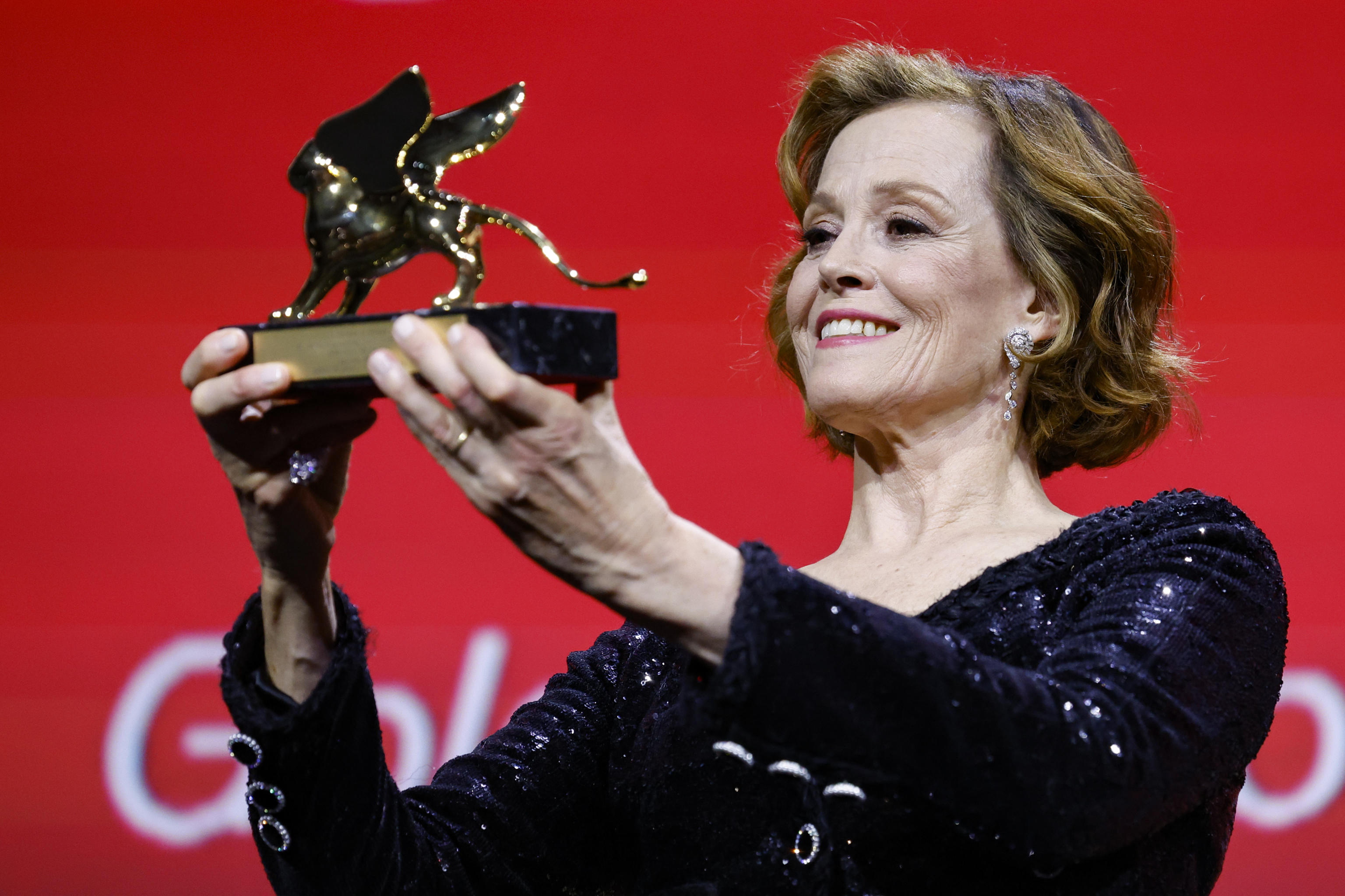 Sigourney Weaver reivindica su libertad artística al recibir el León de Oro honorífico