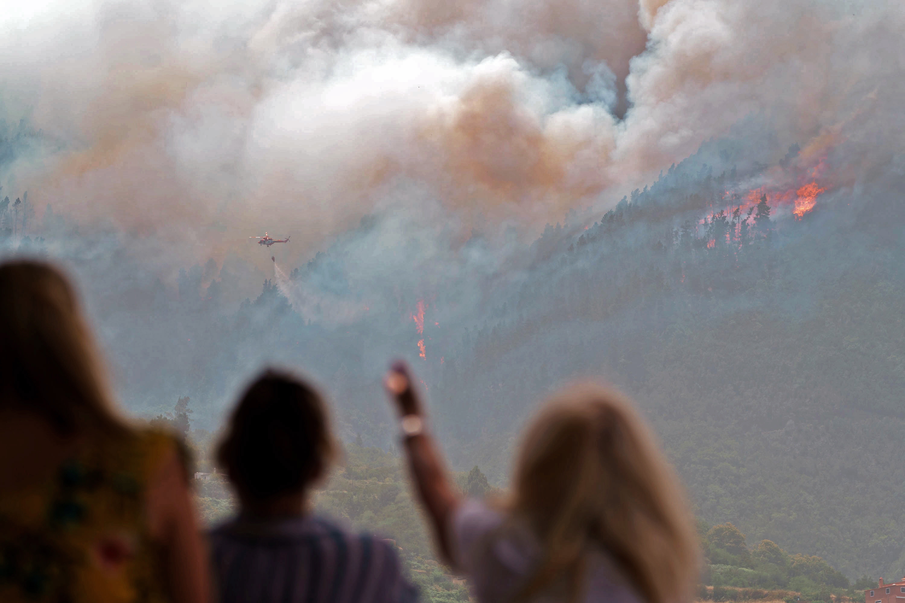 -FOTODELDÍA- LOS REALEJOS (TENERIFE), 23/07/2022.- Vecinos del barrio de Las Llanadas, en el municipio tinerfeño de Los Realejos, observan el incendio que afecta al norte de la isla. EFE/ Ramón De La Rocha