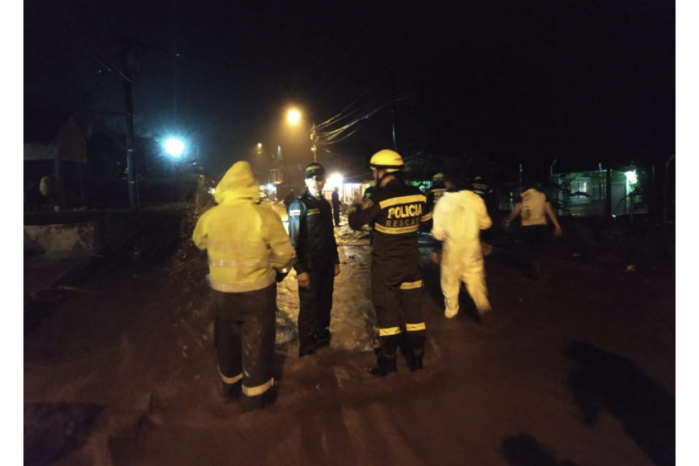 Al menos 100 personas fueron evacuadas por inundaciones en zona rural de Pereira