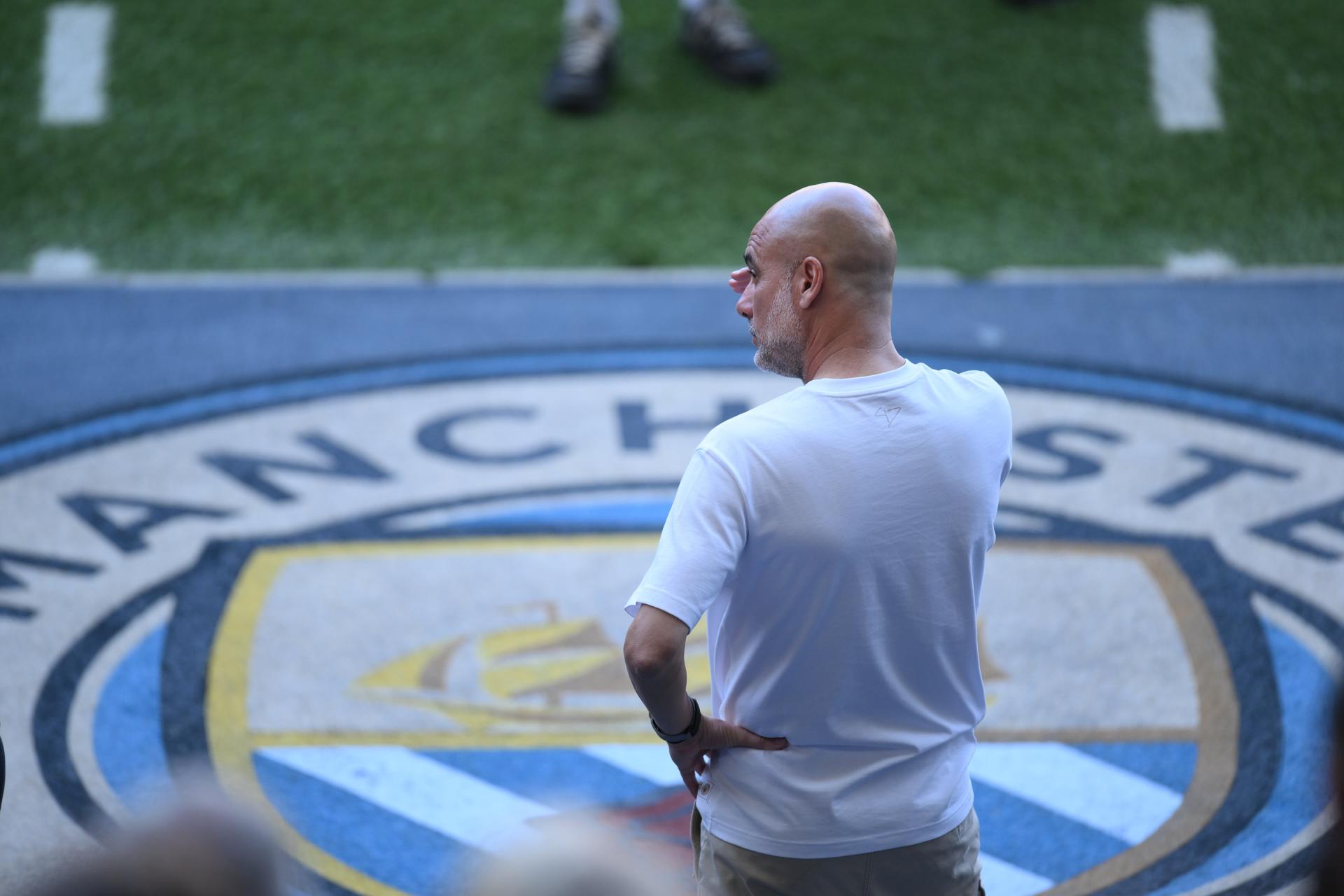 MANCHESTER (United Kingdom), 24/05/2026.- Manchester City's manager Pep Guardiola attends a farewell ceremony after the English Premier League match Manchester City against Aston Villa, in Manchester, Britain, 24 May 2026. (Reino Unido) EFE/EPA/GARY OAKLEY EDITORIAL USE ONLY. No use with unauthorized audio, video, data, fixture lists, club/league logos, 'live' services or NFTs. Online in-match use limited to 120 images, no video emulation. No use in betting, games or single club/league/player publications.