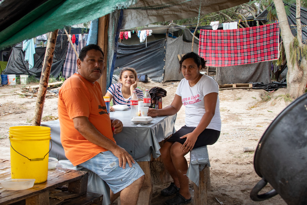 En el campamento se puede constatar esta escena todos los días: grupos de personas sentadas juntas, platicando o viendo a la nada. Solo esperan que pasen los días para tener noticias sobre sus procesos de solicitud de asilo en los Estados Unidos, que llevan largos meses congelados.