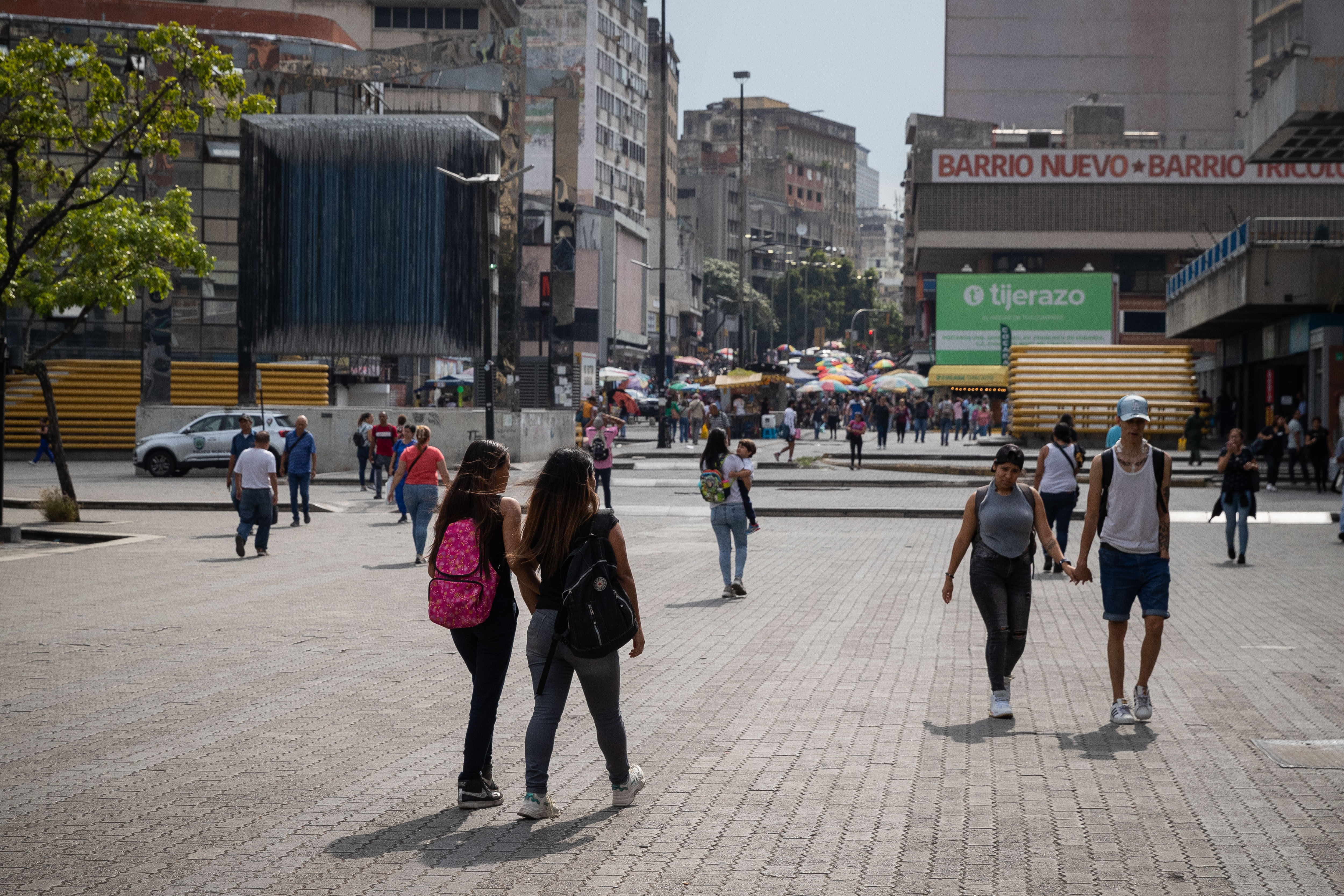 Fuera de las escuelas: adolescentes venezolanas en situación de riesgo