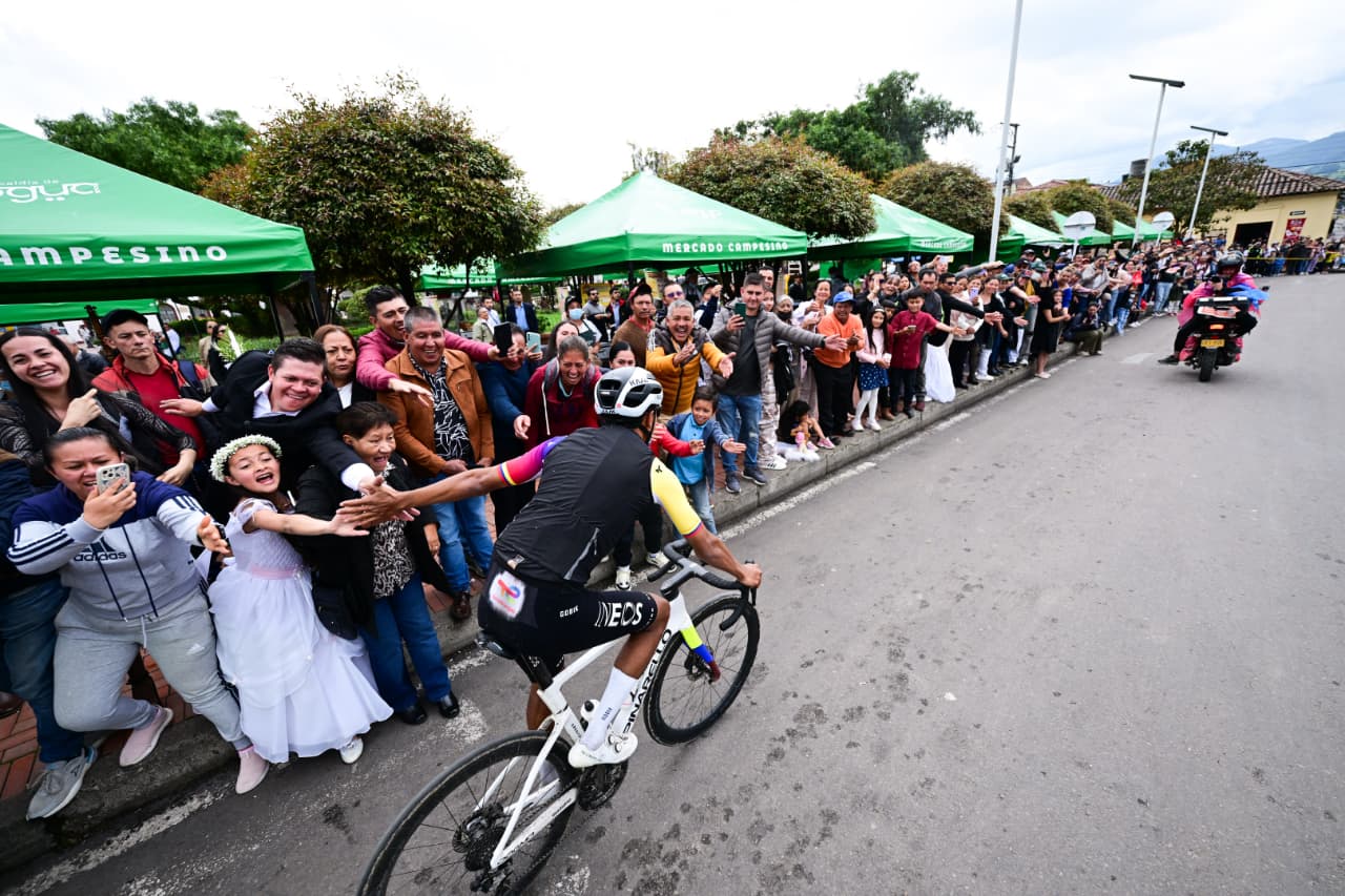 El público de Cundinamarca le expresó su cariño a Egan Bernal. El recorrido pasó por las poblaciones de Zipaquirá, Cajicá, Chía, Cota, Tenjo, Tabio y Cogua.