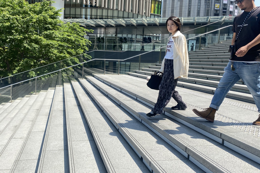 Ciudadana de Osaka en escalera del barrio de Umeda.